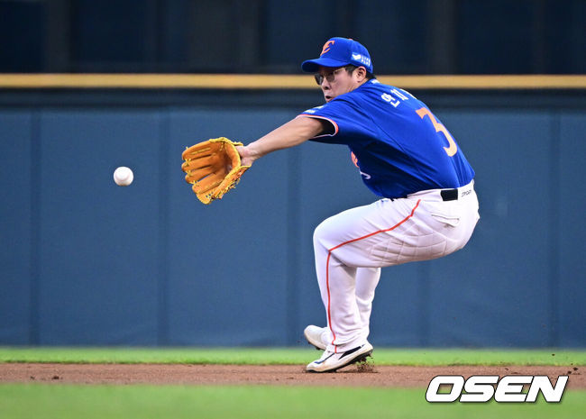 [OSEN=잠실, 조은정 기자]10일 오후 서울 잠실구장에서 ‘2025 신한 SOL Bank KBO리그’ LG 트윈스와 한화 이글스의 경기가 열린다.LG는 손주영, 한화는 문동주를 선발로 내세웠다.1회말 한화 2루수 안치홍이 LG 신민재 땅볼 타구를 처리하고 있다. 2025.08.10 /cej@osen.co.kr