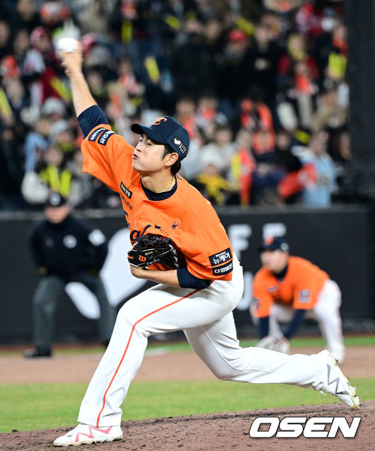 [OSEN=대전, 최규한 기자] 28일 오후 대전 한화생명 볼파크에서 ‘2025 신한 SOL Bank KBO리그’ 한화 이글스와 KIA 타이거즈의 경기가 열렸다.대전 신구장 첫 공식경기를 갖는 홈팀 한화는 코디 폰세, 방문팀 KIA는 제임스 네일을 선발로 내세웠다.9회초 마운드에 오른 한화 투수 이태양이 힘차게 공을 뿌리고 있다. 2025.03.28 / dreamer@osen.co.kr