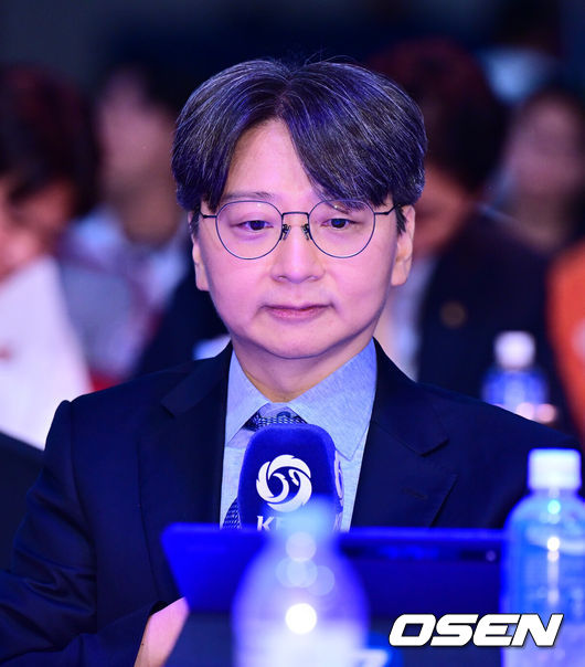 [OSEN=지형준 기자] 11일 오후서울 잠실 롯데호텔 월드에서 2025 KBO 신인 드래프트가 열렸다.2025 KBO신인 드래프트는 전면 드래프트 방식으로 진행된다. 지명은 1라운드부터 11라운드까지 이뤄지며, 2023년도 구단 순위의 역순인 키움-한화-삼성-롯데-KIA-두산-NC-SSG-KT-LG 순서로 실시된다.NC 임선남 단장이 지명을 하고 있다. 2024.09.11 / jpnews@osen.co.kr