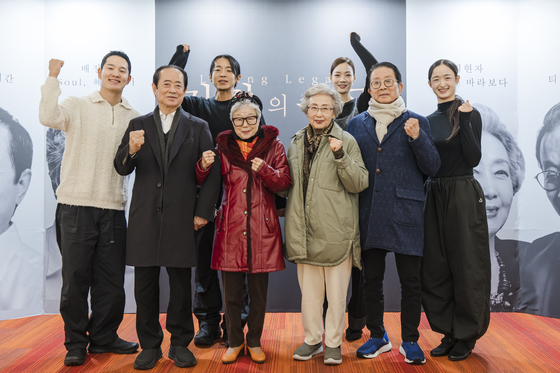19일 국립극장 해오름극장에서 열린 국립무용단 '거장의 숨결' 기자간담회에서 안무가와 무용수들이 포즈를 취하고 있다. 국립무용단 황태인 단원, 조흥동 안무가, 조용진 단원, 배정혜 안무가, 김현자 안무가, 박혜지 단원, 국수호 안무가, 이승연 단원. (왼쪽부터) 사진 국립극장