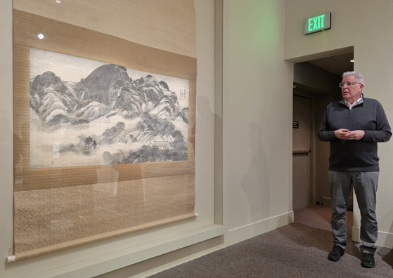 국보 '인왕제색도' 앞에서 키스 윌슨 아시아미술부장(오른쪽)은 “이 그림은 한국의 모나리자”라고 부연했다. 사진 강임산 소장