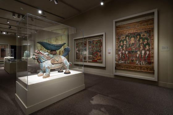 '이건희 컬렉션' 워싱턴DC 전시 전경. 가운데 사자 모양 유물은 19세기 법고대. 불교 의식에서 사용하는 북(법고)를 올려놓는 대좌(받침대)다. 사진 NMAA Colleen Dugan