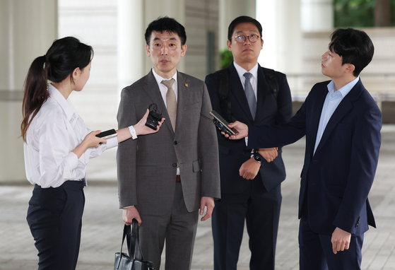 김용현 전 국방부장관에 대한 구속영장 심문이 진행된 지난 6월 25일 서초구 서울중앙지방법원에서 김 전 장관의 변호인인 이하상 변호사가 취재진 질문에 답하고 있다. 연합뉴스 