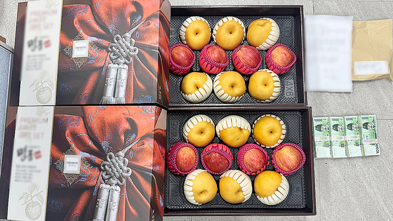 지닌달 2일 A씨가 사하경찰서에 보낸 과일상자와 돈봉투. 사진 부산경찰청