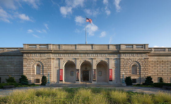 43일간 이어진 미국 연방정부 셧다운(일시적 업무 중지)에 따라 연기됐던 고 이건희 회장 기증품 국외순회전의 첫 번째 전시가 15일(현지시간) 개막했다. 미국 워싱턴 D.C.의 국립아시아미술관(NMAA) 전경. 사진 NMAA Colleen Dugan