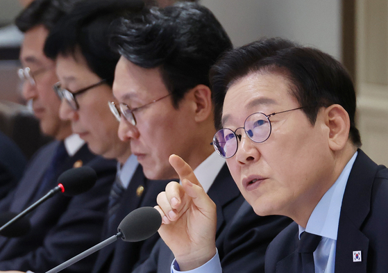 이재명 대통령이 11일 용산 대통령실에서 열린 국무회의에서 발언하고 있다. 이날 김민석 국무총리가 '헌법 존중 정부혁신 태스크포스(TF)'를 제안하고 이 대통령이 수용하는 형식으로, 정부 차원의 공무원 대상 조사를 공식화했다. 연합뉴스