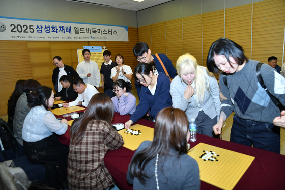 15일 제주도 휘닉스 아일랜드에서 진행된 바둑 이벤트 현장. 한국 프로기사 이원영, 류민형 9단이 중국인을 상대로 바둑 기초를 가르쳤다. 사진 한국기원