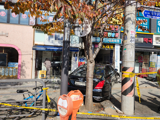 18일 인천 부평구에서 차가 인도로 돌진해 30대 여성과 그의 딸인 2살 아이가 크게 다치는 사고가 발생했다. 사진 인천소방본부