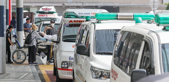서울의 한 대학병원에서 구급차량이 응급 환자들을 실어 나르고 있다. 사진 뉴스1