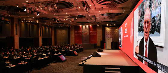 2025 중앙포럼이 19일 서울 중구 롯데호텔 서울에서 열렸다. 이날 리처드 하스 미국외교협회 명예회장의 기조연설 영상이 나오고 있다. 김경록 기자