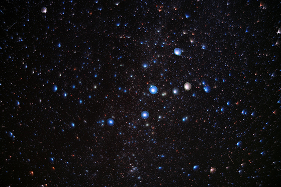 카시오페아, 2025, 몽골 고비. 단렌즈로 장노출과 조리개를 조정해서 보케를 겹치게 해 별이 가진 고유의 색을 재현했다. 주기중 사진작가