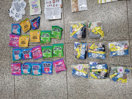 경찰이 압수한 대북풍선 안에 들어있던 대북전단 등 내용물. 사진 연천경찰서