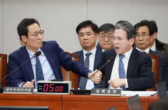 김용범 대통령실 정책실장(오른쪽)이 18일 국회 운영위원회에서 국민의힘 김은혜 의원과 언쟁을 이어가자 우상호 정무수석이 말리고 있다. [뉴시스]