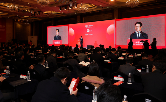 2025 중앙포럼이 'AI 시대 새로운 리더십-대한민국의 길을 묻다'를 주제로 19일 서울 롯데호텔에서 열렸다. 김민석 총리가 축사를 하고 있다. 우상조 기자