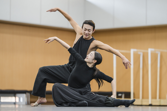 19일 국립극장 해오름극장에서 열린 '거장의 숨결' 연습실 공개행사에서 국립무용단 단원들이 국수호 안무가의 '티벳의 하늘'을 시연하고 있다. 사진 국립극장