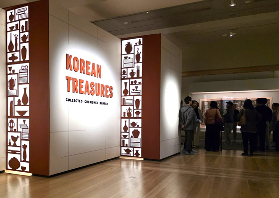 책가도 도안으로 꾸민 전시장 입구. 전시 첫 작품도 책가도 병풍이었다. 사진 강임산 소장