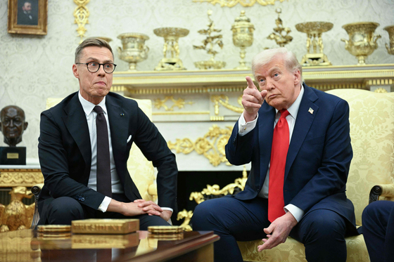도널드 트럼프 미국 대통령이 10월 9일 워싱턴 DC 백악관 오벌 오피스에서 알렉산더 스툽 핀란드 대통령과 회담 중 기자의 질문에 답변하고 있다. AFP=연합뉴스