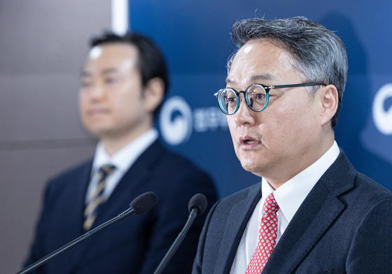 정홍식 법무부 국제법무국장이 19일 오후 경기도 과천시 중앙동 정부과천청사 내 법무부 청사에서 론스타 ISDS 취소 결정 선고 관련 브리핑을 하고 있다. 뉴스1