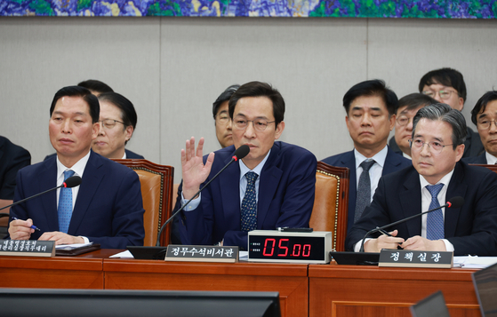 우상호 대통령비서실 정무수석(가운데)이 18일 국회에서 열린 운영위원회 전체회의에서 발언하고 있다. 뉴시스