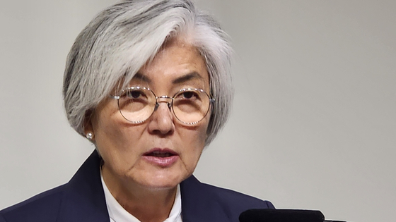 강경화 주미대사가 18일(현지시간) 워싱턴DC의 한국문화원에서 한국 특파원단과 간담회를 하고 있다. 워싱턴=강태화 특파원