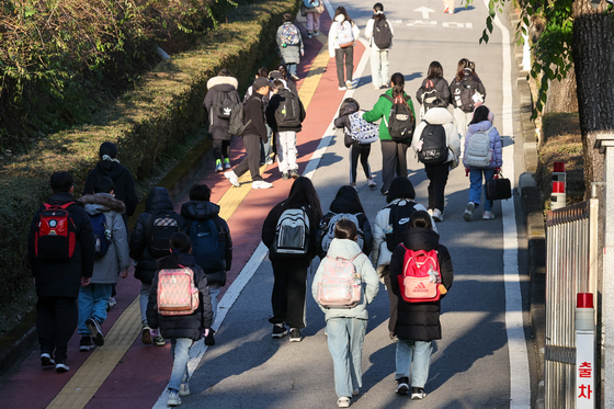 학교에서 급식·돌봄 업무에 종사하는 비정규직 노동자들이 오는 20일 총파업을 예고하면서 일부 학생에 대한 빵·우유 대체식이 불가피해졌다.  이번 파업은 전반적인 임금 인상과 복리후생 개편을 요구하는 연대회의와 한정된 예산을 이유로 난색을 보이는 교육당국이 이견을 좁히지 못한 데 따른 것이다. 사진은 19일 서울 시내 초등학교를 등교하는 학생들의 모습. 뉴스1