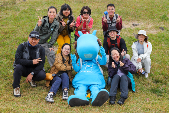 이달 8일 제주올레 걷기축제에 참가한 중국인 여행자들이 제주올레 마스코트 '간세'와 기념사진을 찍었다. 최승표 기자