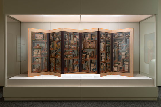 전시장 맨 처음에 나온 19세기 책가도 병풍. 사진 NMAA Colleen Dugan