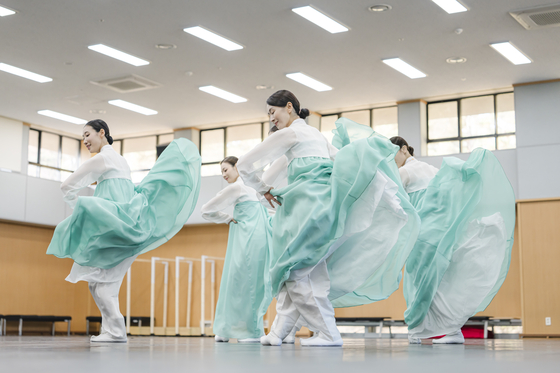 19일 국립극장 해오름극장에서 열린 '거장의 숨결' 연습실 공개행사에서 국립무용단 단원들이 김현자 안무가의 '매화를 바라보다'를 시연하고 있다. 사진 국립극장