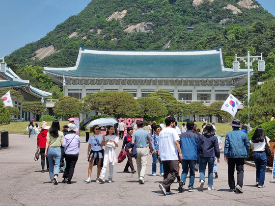 청와대 정문 인근 일대가 방문객으로 북적이는 모습. 중앙포토