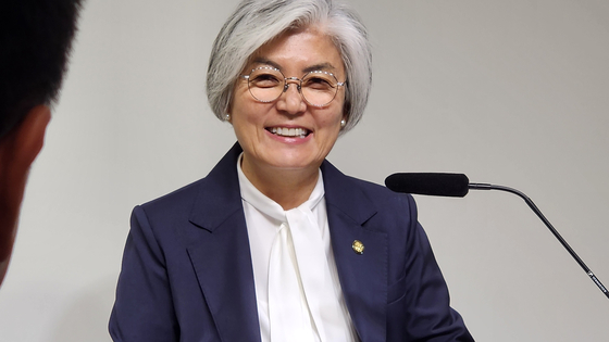 강경화 주미대사가 18일(현지시간) 워싱턴DC의 한국문화원에서 한국 특파원단과 간담회를 하고 있다. 워싱턴=강태화 특파원