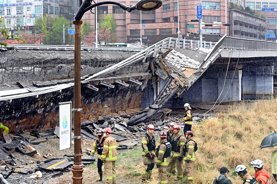 지난 2023년 4월 경기도 성남시 분당구 정자교 난간이 무너지는 사고가 발생해 소방 대원 등 관계자들이 현장을 수습하고 있다. 뉴시스