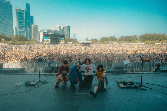 지난 8월 미국 시카고에서 열린 최대 음악 페스티벌 롤라팔루자 무대에 오른 웨이브 투 어스. 사진 웨이비