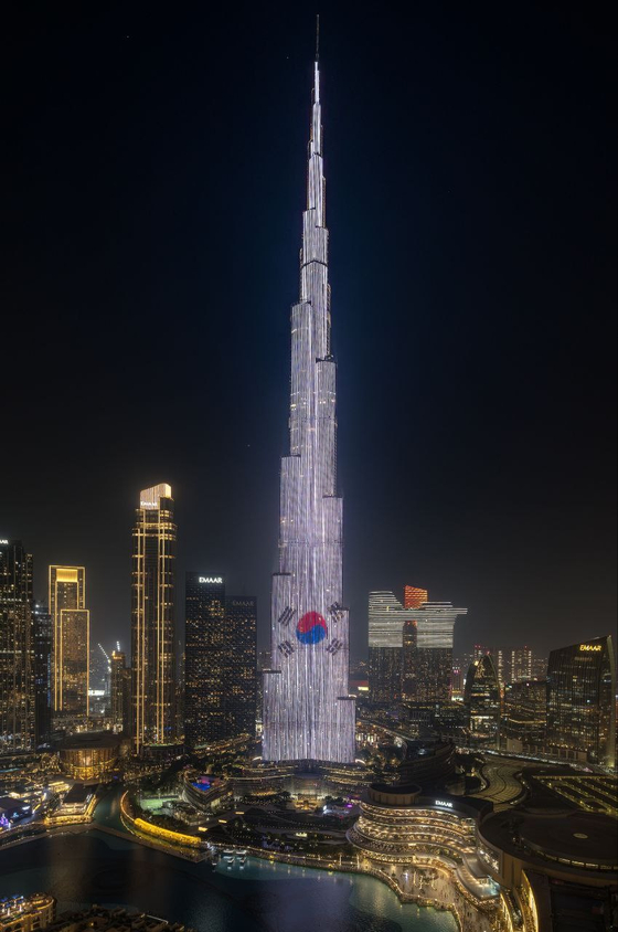 이재명 대통령의 아랍에미리트(UAE) 국빈방문 이틀째인 18일(현지시간), 두바이의 초고층 빌딩 ‘부르즈 칼리파(Burj Khalifa)’ 외벽에 태극기가 게시됐다. 대통령실 제공