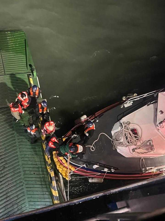 19일 오후 8시 17분쯤 전남 신안군 장산도 남방 족도에 여객선 퀸제누비아2호가 좌초돼 해경이 구조 작업을 벌이고 있다. 독자 제공