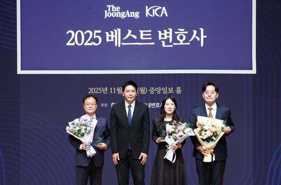 2025 중앙일보-한국사내변호사회 변호사 평가 시상식이 17일 서울 마포구 중앙일보에서 열렸다. 이날 이재환 한국사내변호사회 회장(가운데)과 베스트 변호사 IP·헬스케어 분과 수상자들이 기념촬영을 하고 있다. 우상조 기자