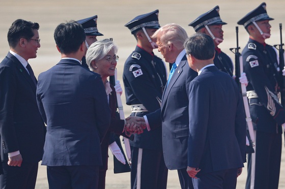 경주 APEC을 계기로 국빈 방한하는 도널드 트럼프 미국 대통령이 지난달 29일 부산 김해국제공항에 도착해 강경화 주미한국대사와 인사하고 있다. 연합뉴스