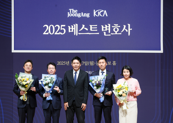 2025 중앙일보-한국사내변호사회 변호사 평가 시상식이 17일 서울 마포구 중앙일보에서 열렸다. 이날 이재환 한국사내변호사회 회장(가운데)과 베스트 변호사 글로벌금융·국제분쟁 분과 수상자들이 기념촬영을 하고 있다. 우상조 기자