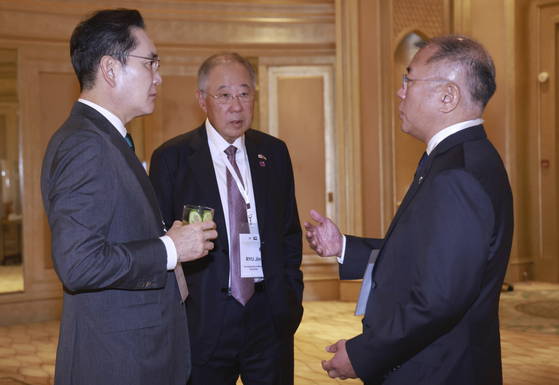 이재용 삼성전자 회장(왼쪽부터), 류진 한국경제인협회 회장, 정의선 현대자동차 그룹 회장이 19일(현지시간) 아랍에미리트(UAE) 아부다비의 한 호텔에서 열린 한-UAE 비즈니스 라운드테이블에서 이야기를 나누고 있다. 연합뉴스