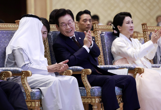 아랍에미리트(UAE)를 국빈 방문 중인 이재명 대통령이 18일(현지시간) 아부다비 대통령궁에서 열린 한-UAE 문화교류 행사에서 나얀 빈 무바라크 알 나흐얀 UAE 관용공존부 장관과 대화하고 있다. 오른쪽은 김혜경 여사. 연합뉴스
