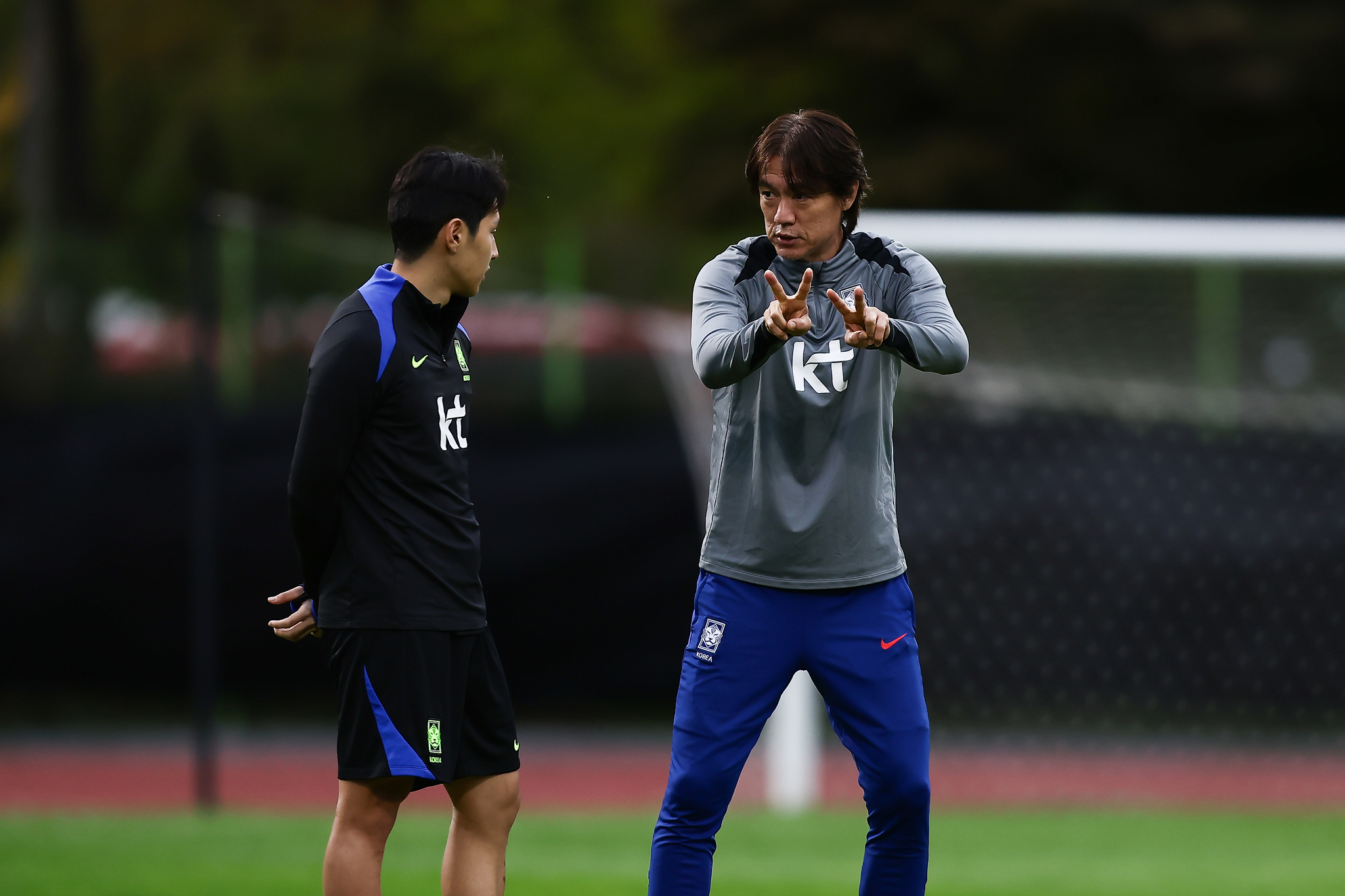 홍명보 한국축구대표팀 감독이 이강인에게 전술 지시를 하고 있다. 사진 KFA