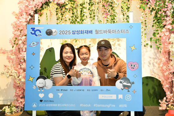 중국 선양에서 온 여섯 살 니유밍시양 가족. 16일 2025 삼성화재배 기간 진행된 바둑 이벤트에 참여한 뒤 기념사진을 찍었다. 사진 한국기원