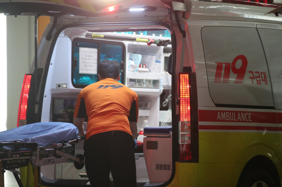 서울 시내의 한 대학병원 권역응급의료센터에서 구급대원이 구급차량을 정리하고 있다.  사진 뉴스1