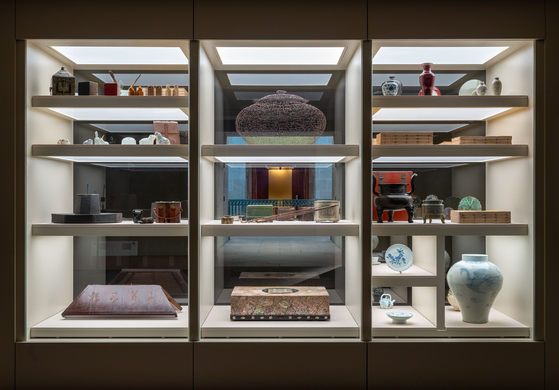 전시장 마지막에도 책가도 모양 진열장에 실제 유물을 전시했다. 사진 NMAA Colleen Dugan