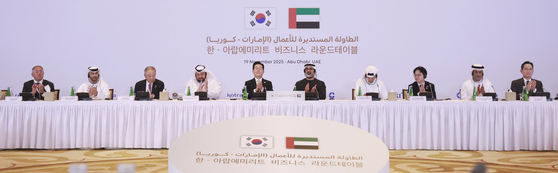 아랍에미리트(UAE)를 국빈 방문 중인 이재명 대통령이 19일(현지시간) 아부다비의 한 호텔에서 열린 한-UAE 비즈니스 라운드테이블에서 박수를 치고 있다.   왼쪽부터 정의선 현대자동차 그룹 회장, 압둘라 사이프 알 누아이미 주한UAE 대사, 류진 한국경제인협회 회장, 알 스와이디 투자부 장관, 이재명 대통령, 칼리드 왕세자, 칼둔 칼리파 알 무바라크 무바달라 CEO, 김정관 산업부 장관, 알제유디 대외무역부장관, 이재용 삼성전자 회장. 연합뉴스
