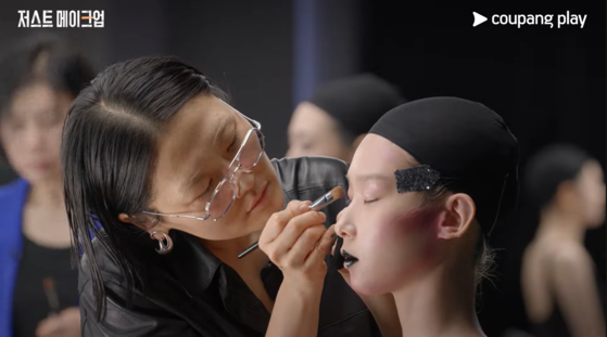 프랑스에서 20년 간 활동한 메이크업 아티스트 김민. 뷰티 서바이벌 예능 ‘저스트 메이크업’에서 닉네임 ‘파리금손’으로 출연해 우승 상금 3억원의 주인공이 됐다. [사진 쿠팡플레이]