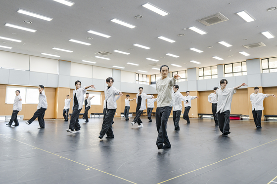 19일 국립극장 해오름극장에서 열린 '거장의 숨결' 연습실 공개행사에서 국립무용단 단원들이 조흥동 안무가의 '바람의 시간'을 시연하고 있다. 사진 국립극장