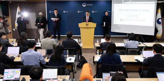 정홍식 법무부 국제법무국장이 19일 경기 과천시 정부과천청사 법무부에서 론스타 ISDS 취소 결정 선고 관련 브리핑을 하고 있다. 연합뉴스 