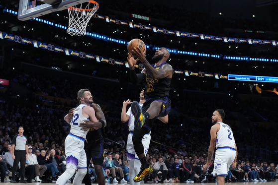 23번째 시즌을 시작한 르브론 제임스(맨 위). 로이터=연합뉴스