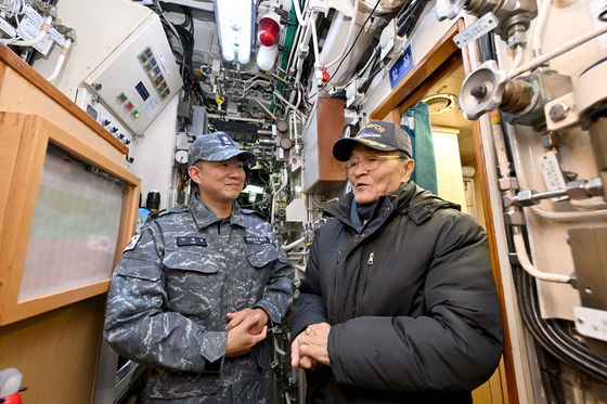 19일 장보고함 내부에서 이제권 함장(왼쪽)과 대화 중인 안병구 초대 함장. [사진 해군]