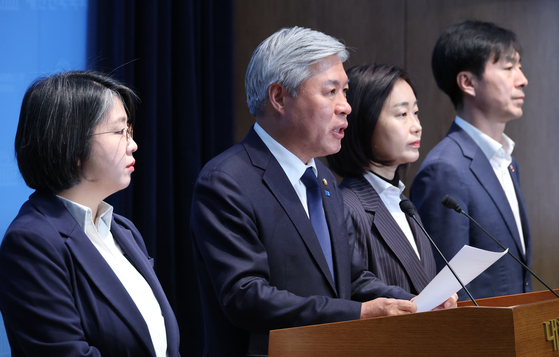 조국혁신당 서왕진 원내대표와 진보당 김재연 상임대표, 기본소득당 용혜인 대표, 사회민주당 한창민 대표가 20일 서울 여의도 국회에서 열린 개혁진보4당 연석회의 출범 기자회견을 하고 있다. 연합뉴스